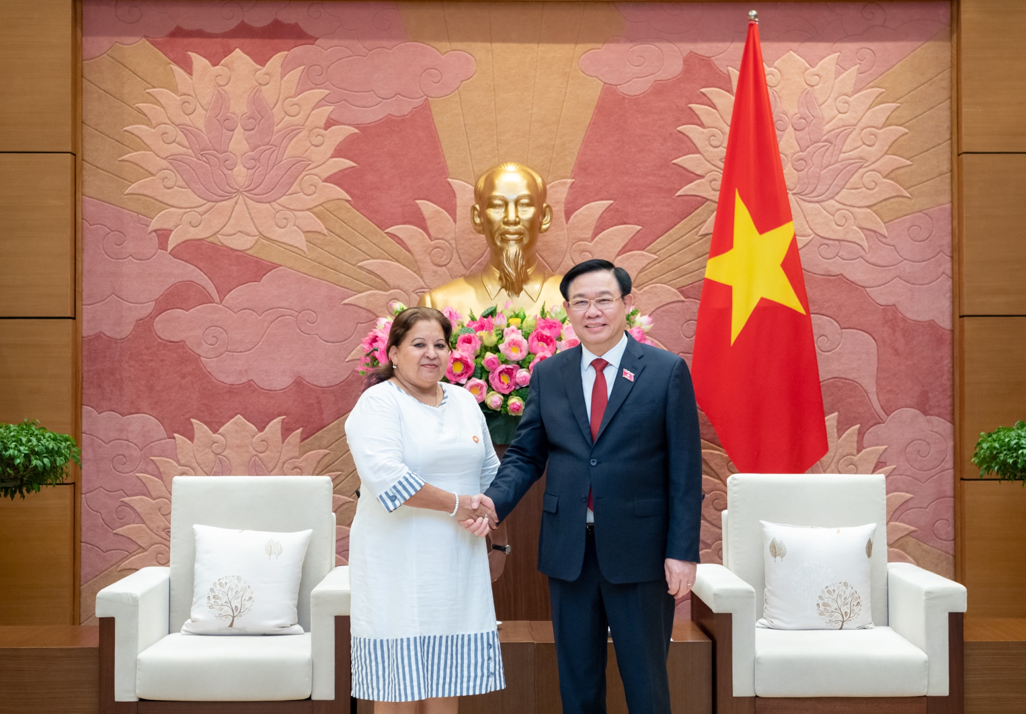chu tich quoc hoi vuong dinh hue tiep tong thu ky hoi lien hiep phu nu cuba hinh 1
