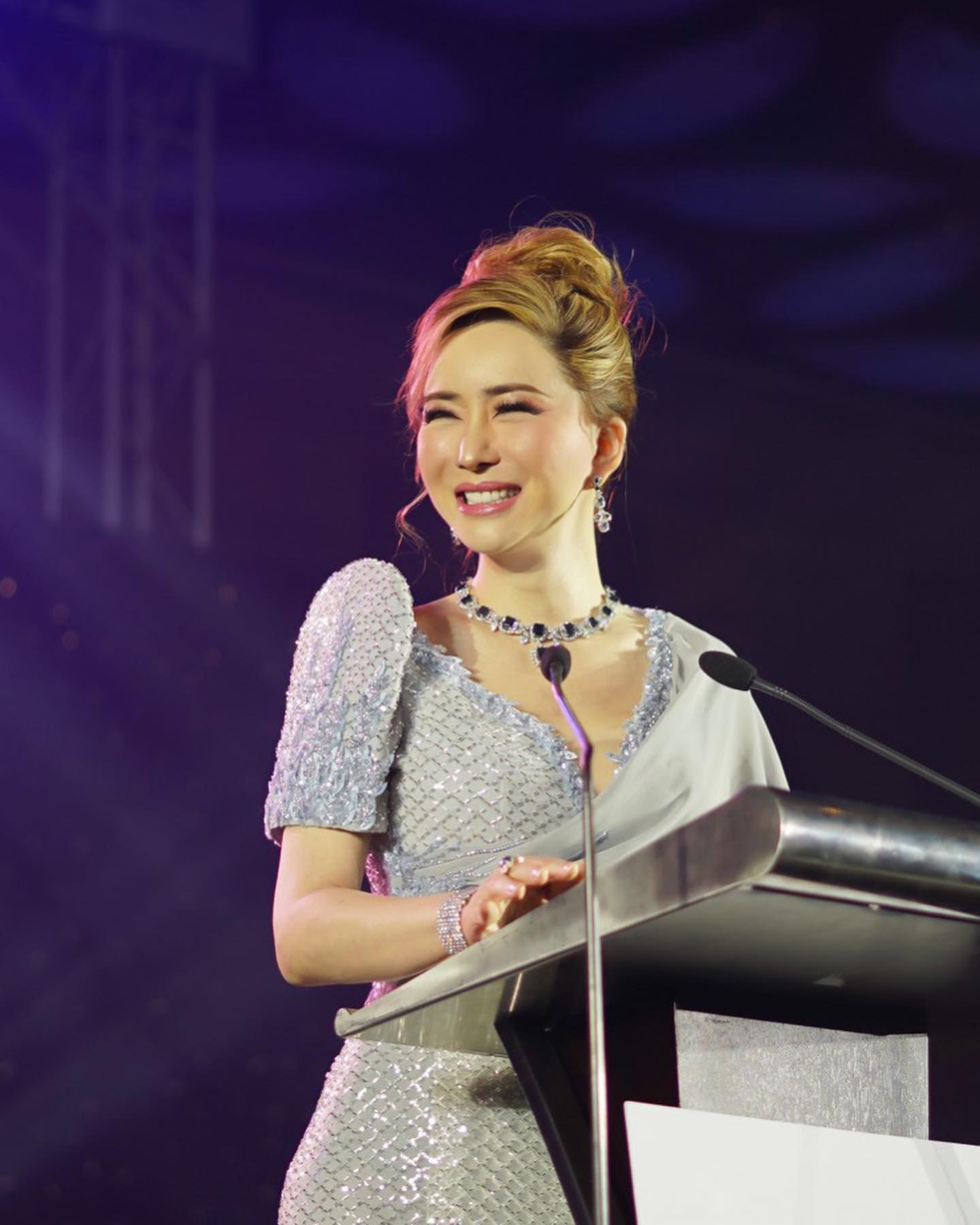 nu ty phu chuyen gioi gui loi xin loi hoa hau hoan vu catriona gray hinh 2