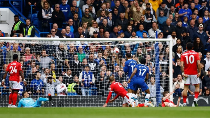 sterling toa sang chelsea van mat diem ngay tren san nha hinh 2