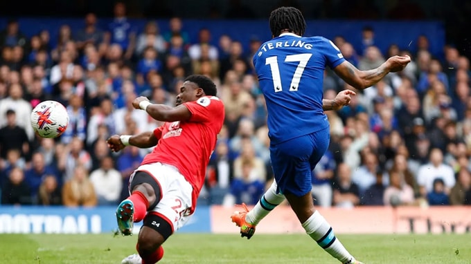 sterling toa sang chelsea van mat diem ngay tren san nha hinh 3