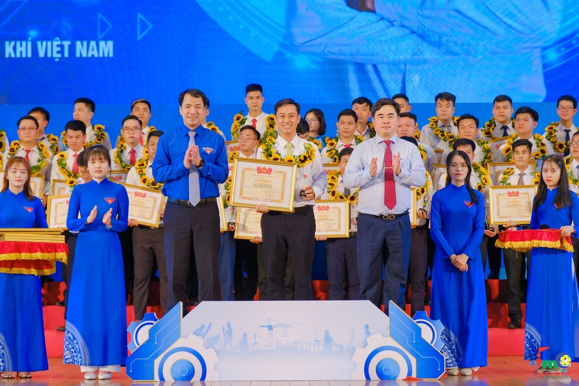 2 ky su tre cua pvfcco duoc vinh danh nguoi tho tre gioi toan quoc lan thu xiv hinh 2