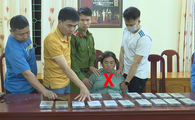 bi phat hien van chuyen 16 banh heroin doi tuong dung dao cua co tu sat bat thanh hinh 1