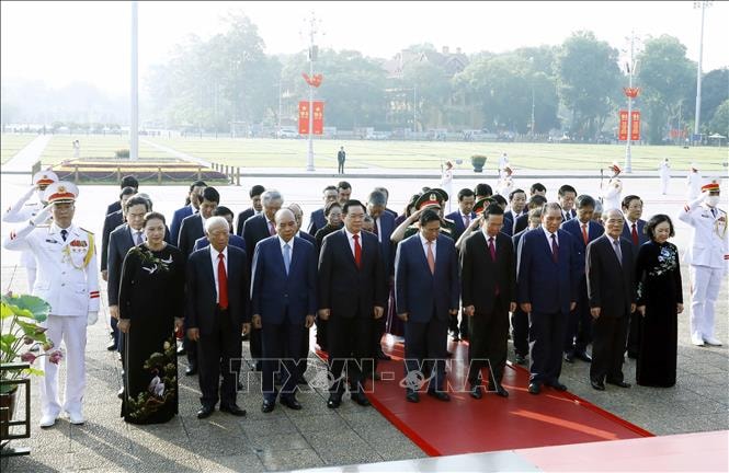 lanh dao dang va nha nuoc vao lang vieng chu tich ho chi minh hinh 2