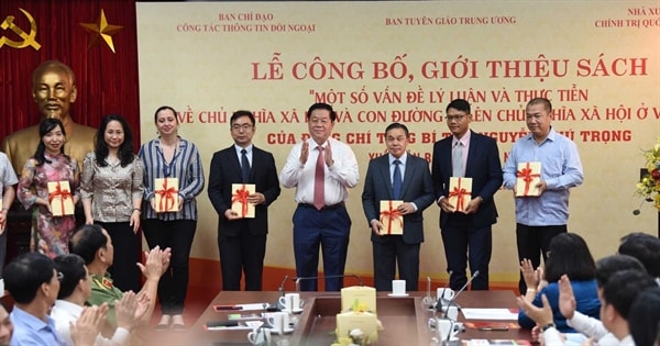 ra mat sach cua tong bi thu nguyen phu trong bang 7 ngoai ngu hinh 4