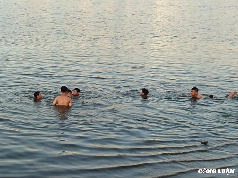 bat chap canh bao cam boi nguoi dan ha tinh do xo len ho ke go giai nhiet hinh 2
