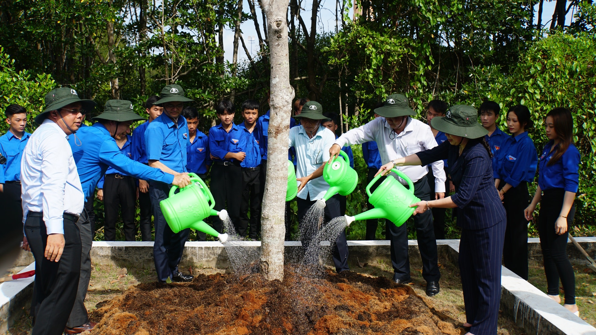 chien dich thanh nien tinh nguyen he khoi day tinh than san sang cong hien dan than vi loi ich tap the hinh 4