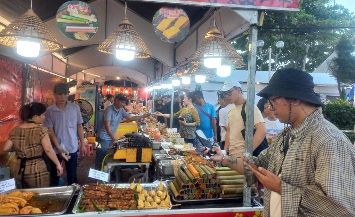 hoi tu dac san 3 mien tai le hoi am thuc bien nha trang  khanh hoa 2023 hinh 1