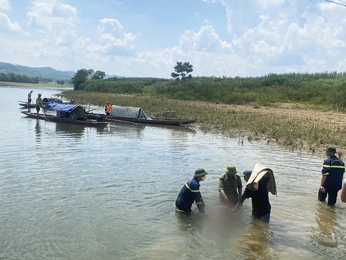 ru nhau di tam song mot nam sinh bi duoi nuoc hinh 1