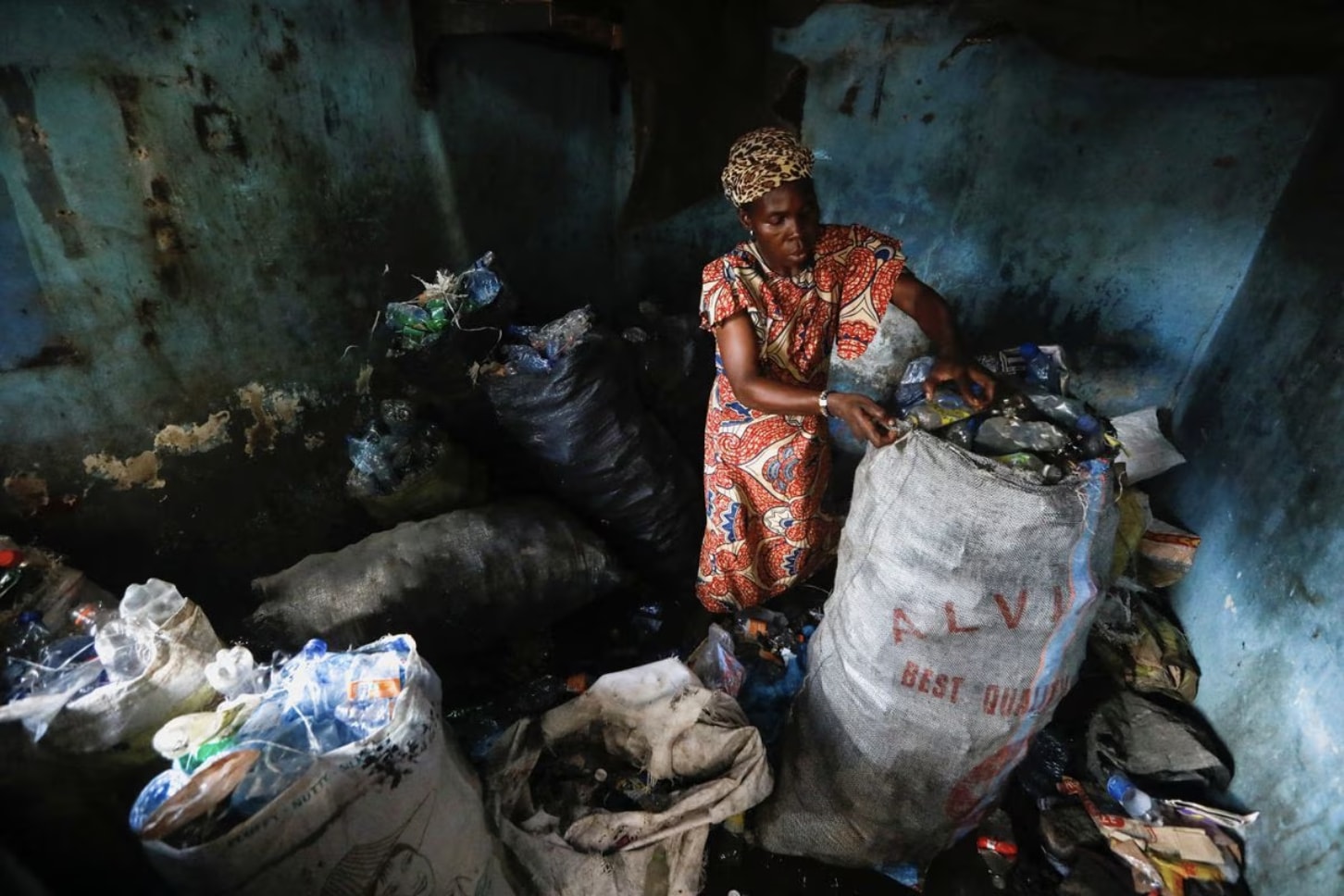 nigeria phu huynh dung rac tai che de tra hoc phi cho con hinh 1