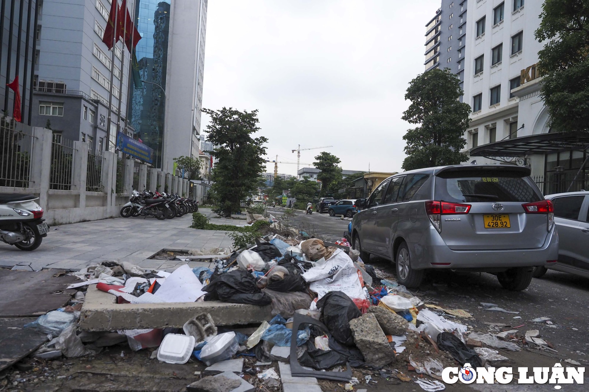 ha noi gan 3 nam chua xong con duong dai khoang 200m o pho ton that thuyet hinh 7