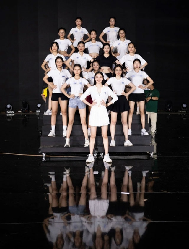 thi sinh miss world vietnam 2023 khoe mat moc truoc dem chung khao hinh 1