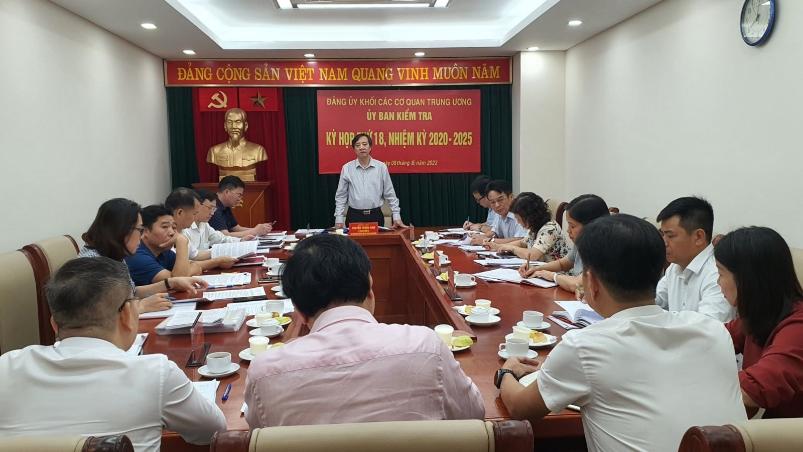 cach chuc uy vien ban chap hanh dang bo voi giam doc benh vien the thao viet nam hinh 1