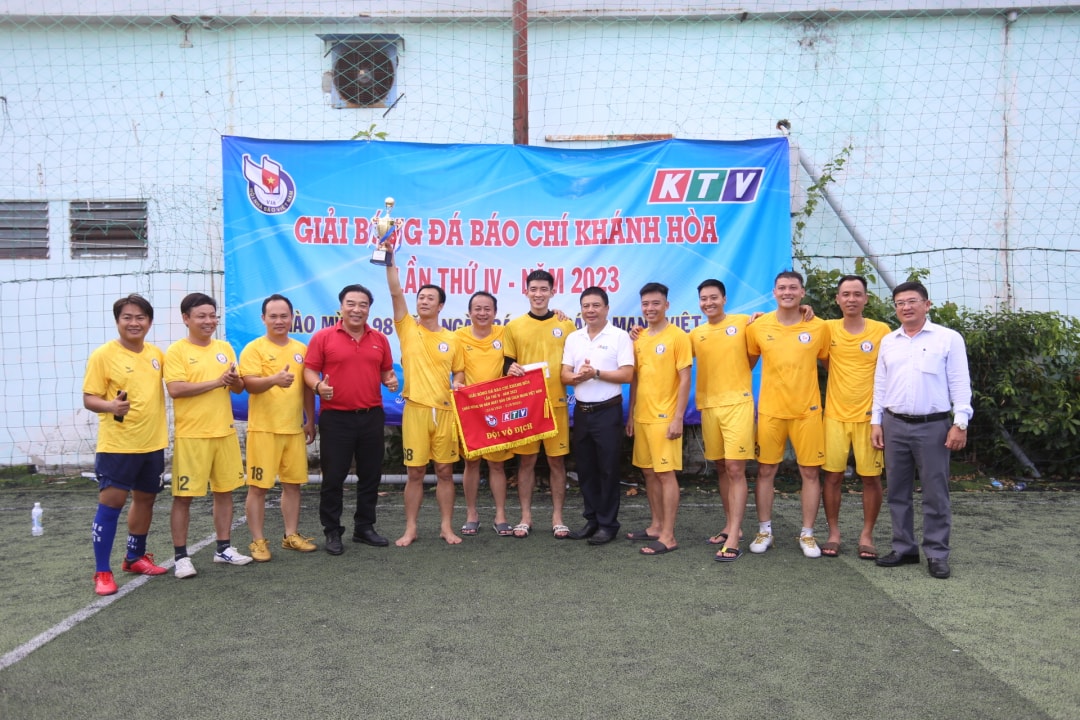 khanh hoa soi noi giai bong da chao mung ky niem 98 nam ngay bao chi cach mang viet nam hinh 1