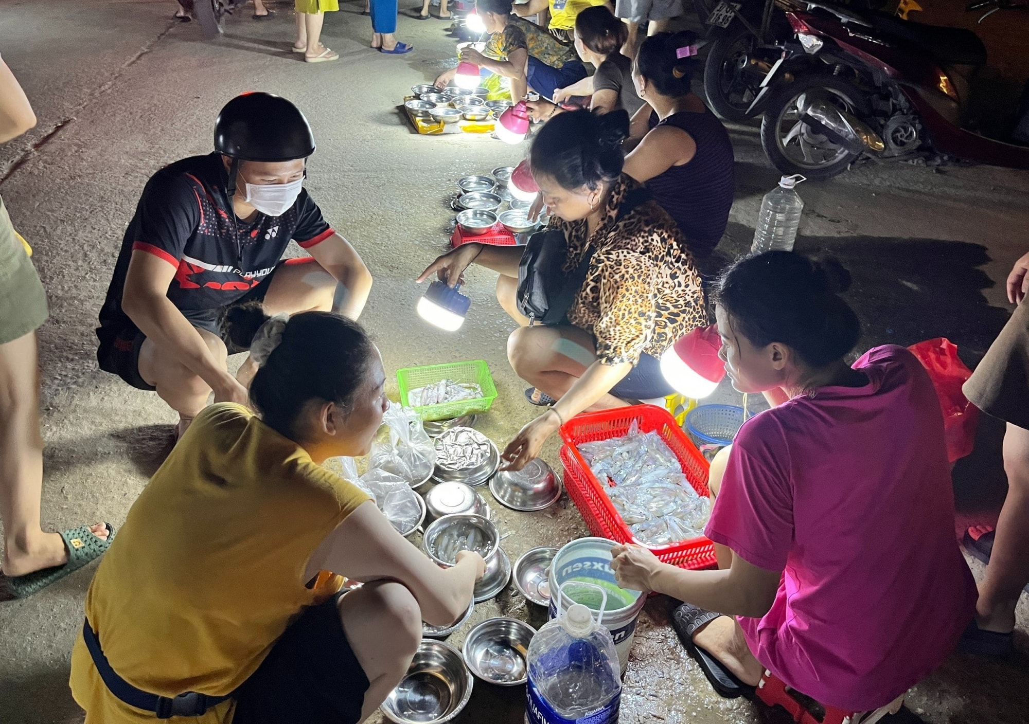 doc dao khu cho ban muc nhay giua dem o cua lo nghe an hinh 2