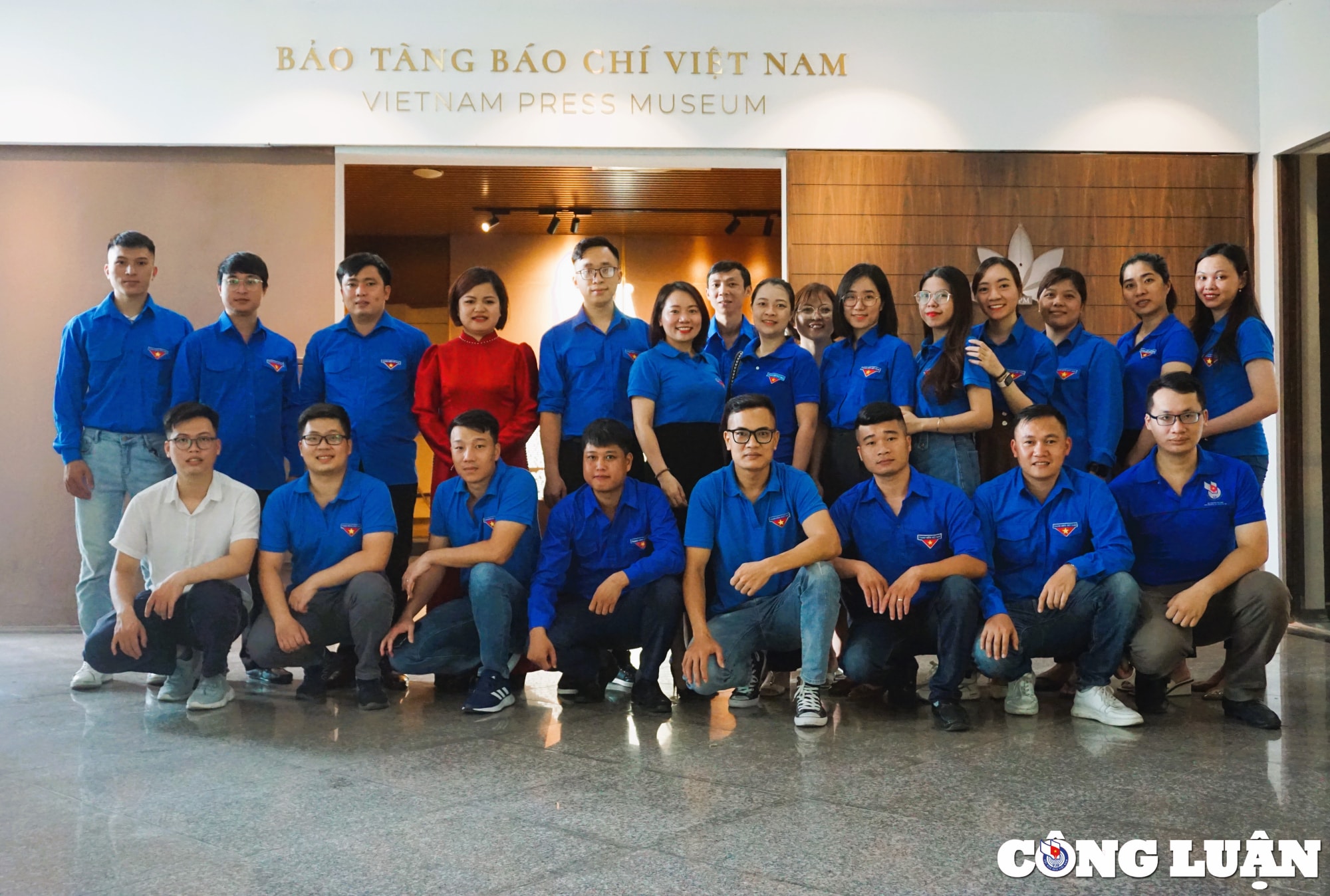 doan thanh nien co quan trung uong hoi nha bao viet nam den tham bao tang bao chi viet nam hinh 8