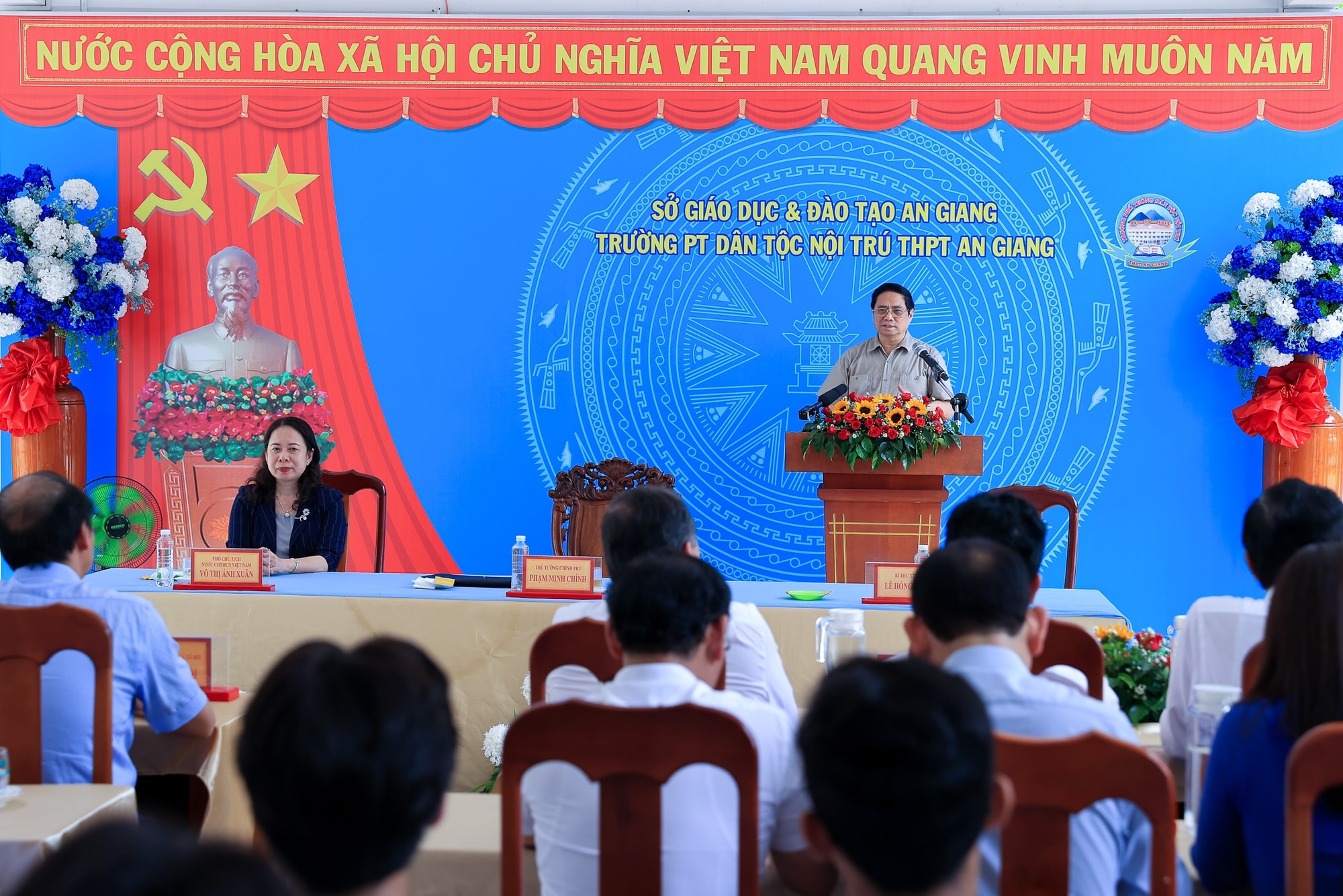 phai co muc tieu ly tuong voi niem dam me khat vong vuon nen thoat ngheo va lam giau cho que huong hinh 3