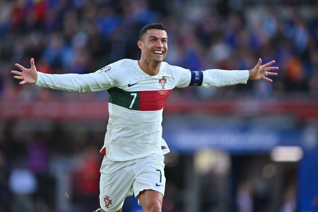 ronaldo toa sang doi tuyen bo dao nha danh bai iceland hinh 2