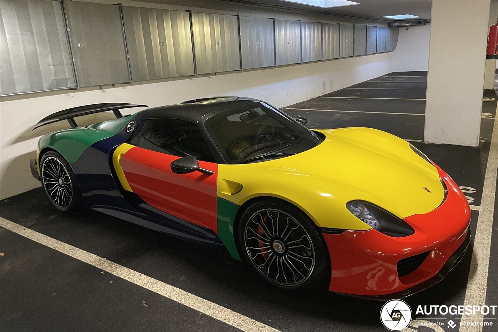 chiem nguong porsche 918 spyder weissach voi cach phoi mau doc dao hinh 3