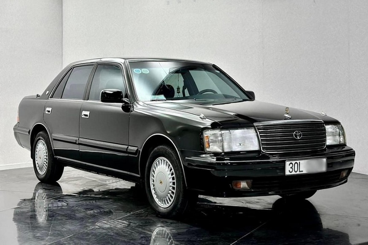 xe toyota crown 25 nam tuoi o ha noi gia 999 trieu hinh 1