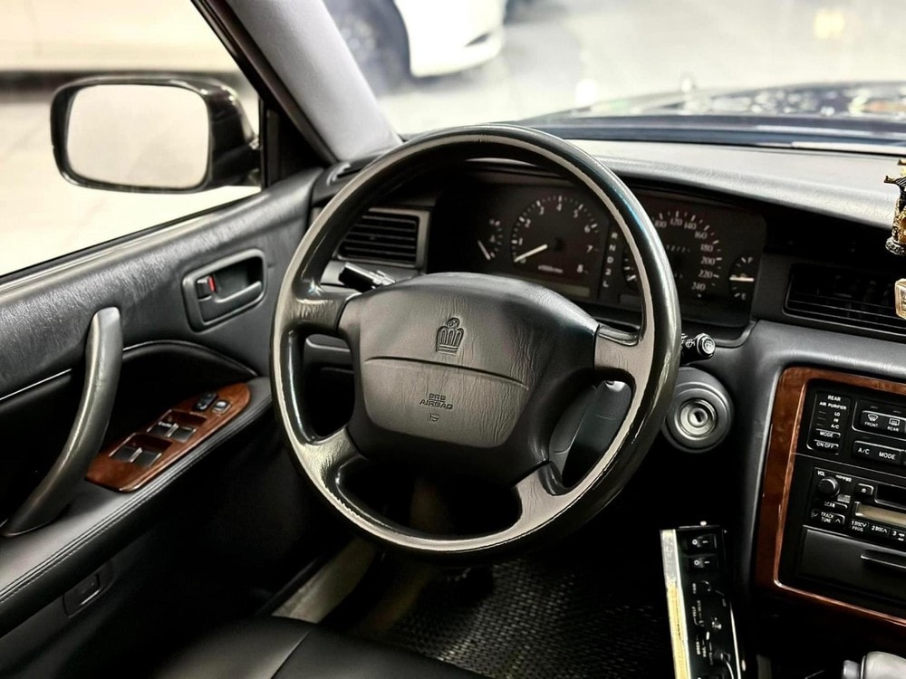 xe toyota crown 25 nam tuoi o ha noi gia 999 trieu hinh 5