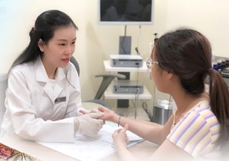 nhieu nguoi tre dua nhau di xoa hinh xam hau chia tay hinh 1