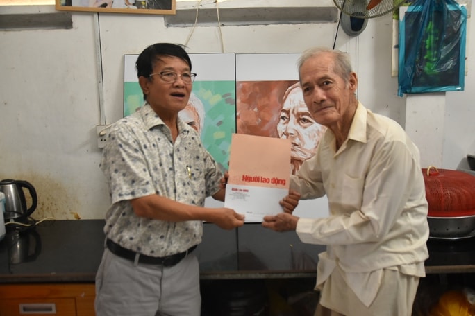 trao qua cho nhan vat trong tac pham vo chong u90 nau com chay mien phi hinh 1