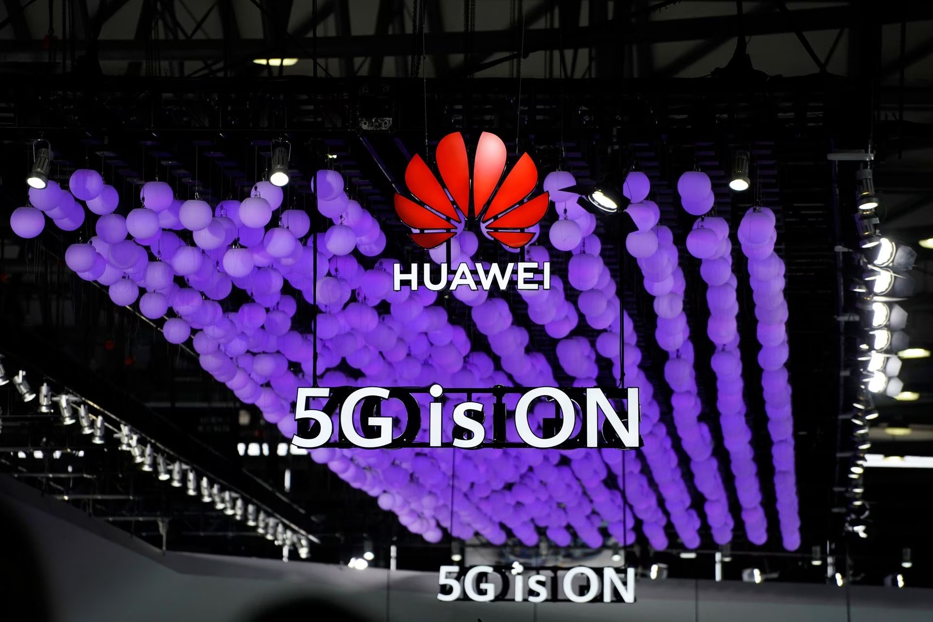 huawei quyet vuot qua lenh cam cua my de tro lai voi dien thoai 5g hinh 1
