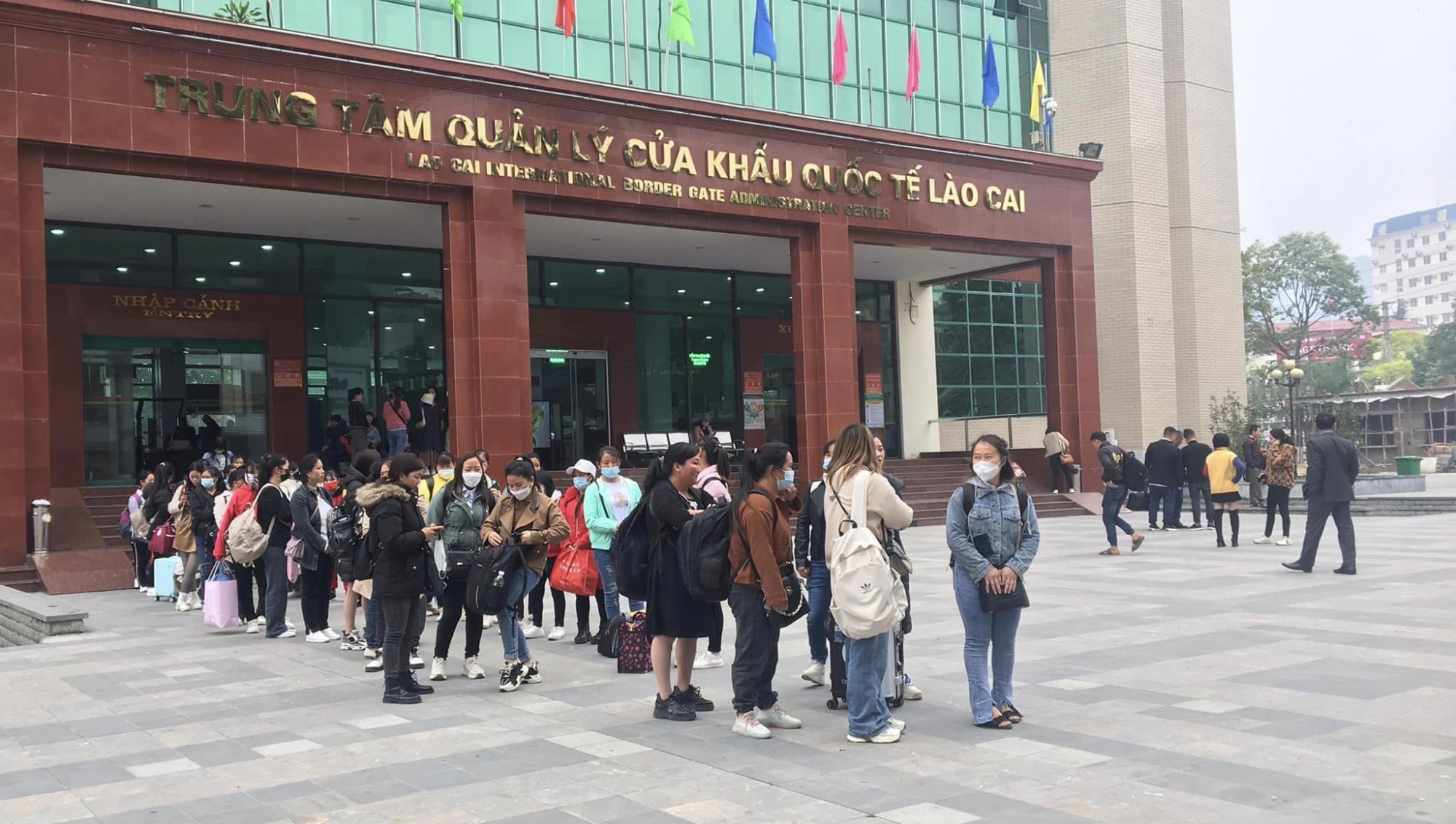 hon 1 trieu luot nguoi xuat nhap canh qua cua khau quoc te lao cai hinh 1