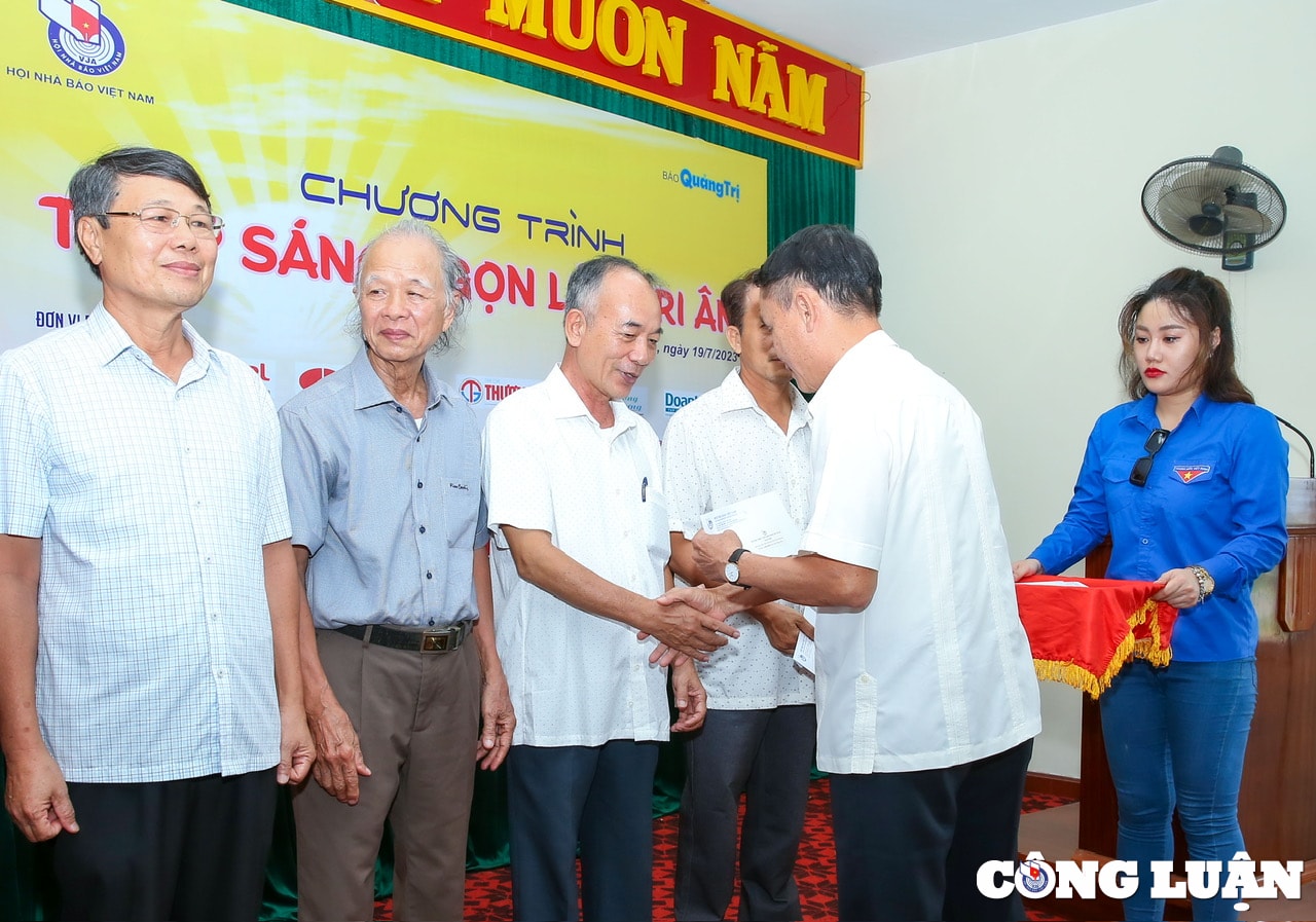 hoi nha bao viet nam tham va tang qua cac gia dinh chinh sach tai quang tri hinh 3