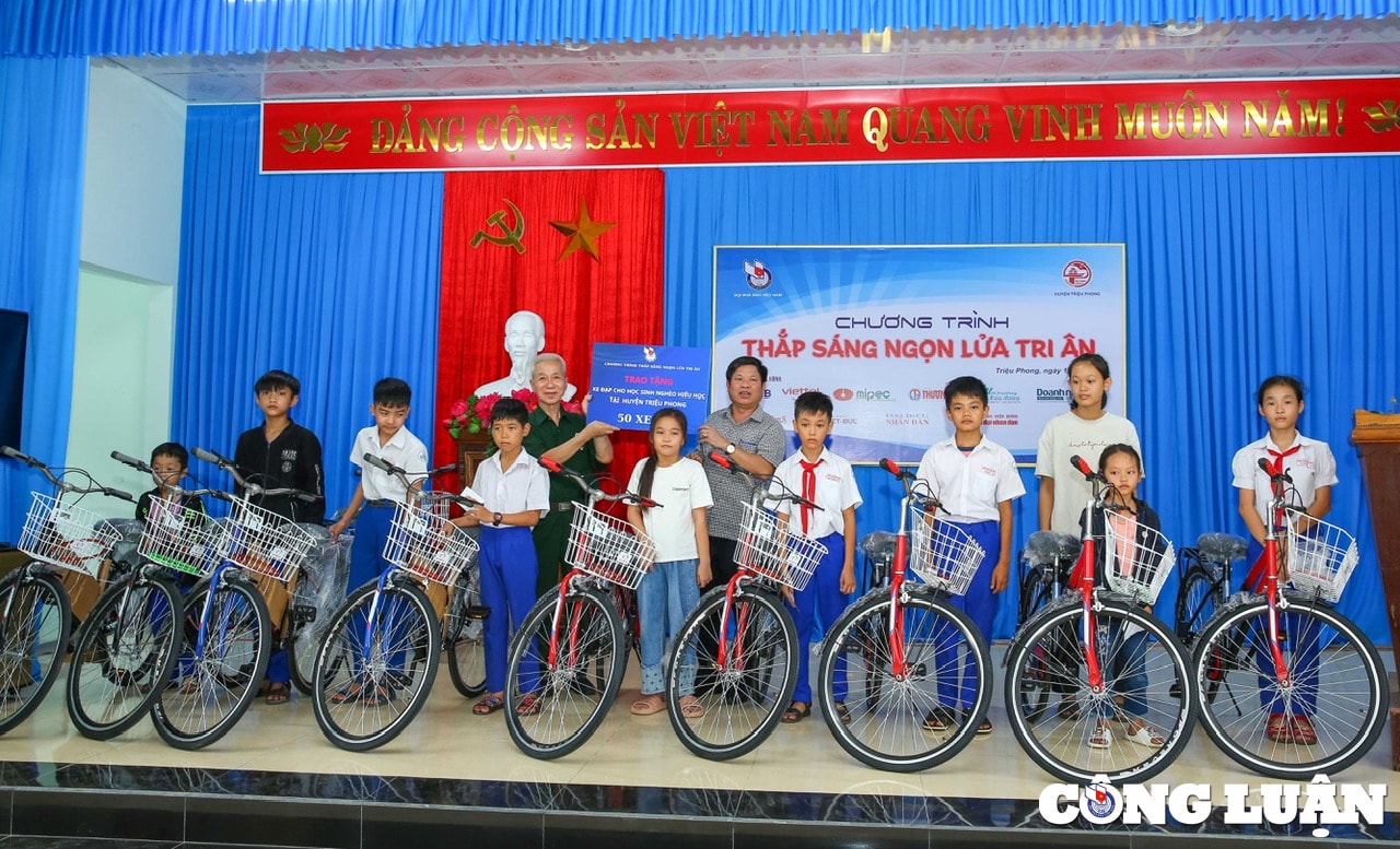 hoi nha bao viet nam tham va tang qua cac gia dinh chinh sach tai quang tri hinh 11