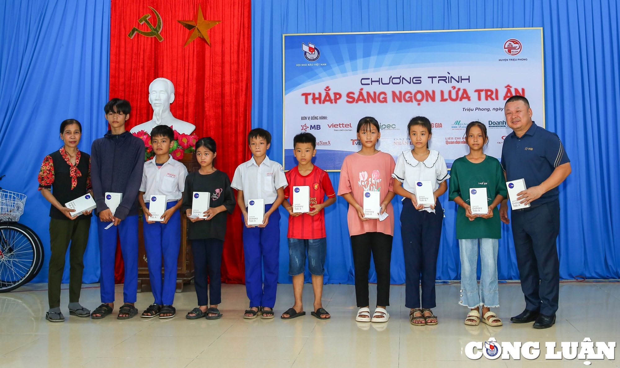 hoi nha bao viet nam tham va tang qua cac gia dinh chinh sach tai quang tri hinh 12
