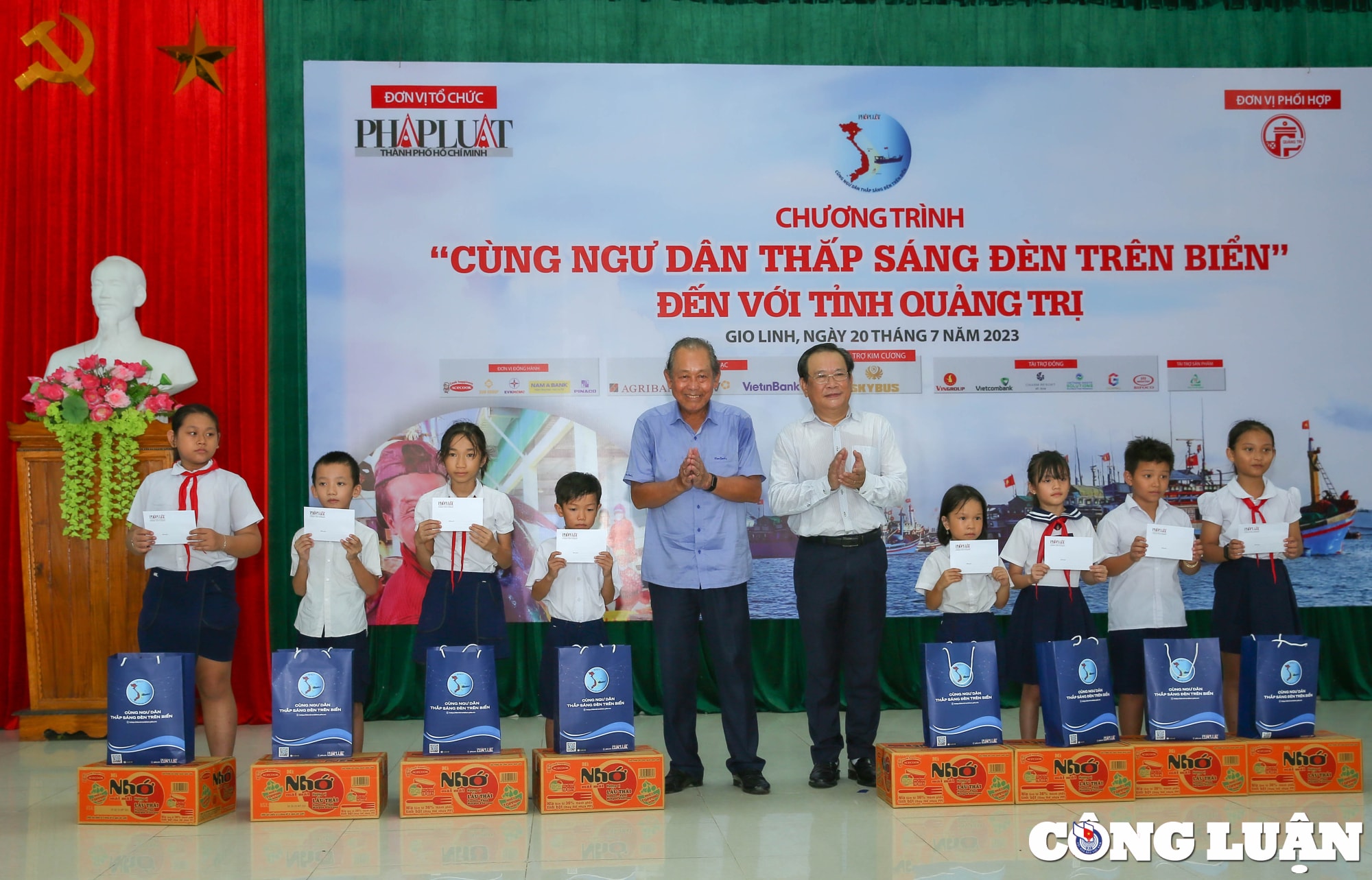 chuong trinh cung ngu dan thap sang den tren bien den voi ba con ngu dan tinh quang tri hinh 4