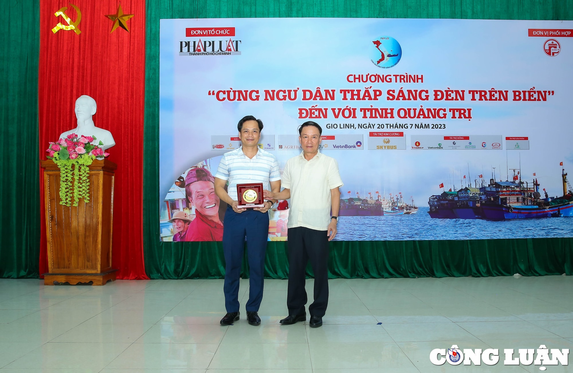 chuong trinh cung ngu dan thap sang den tren bien den voi ba con ngu dan tinh quang tri hinh 8