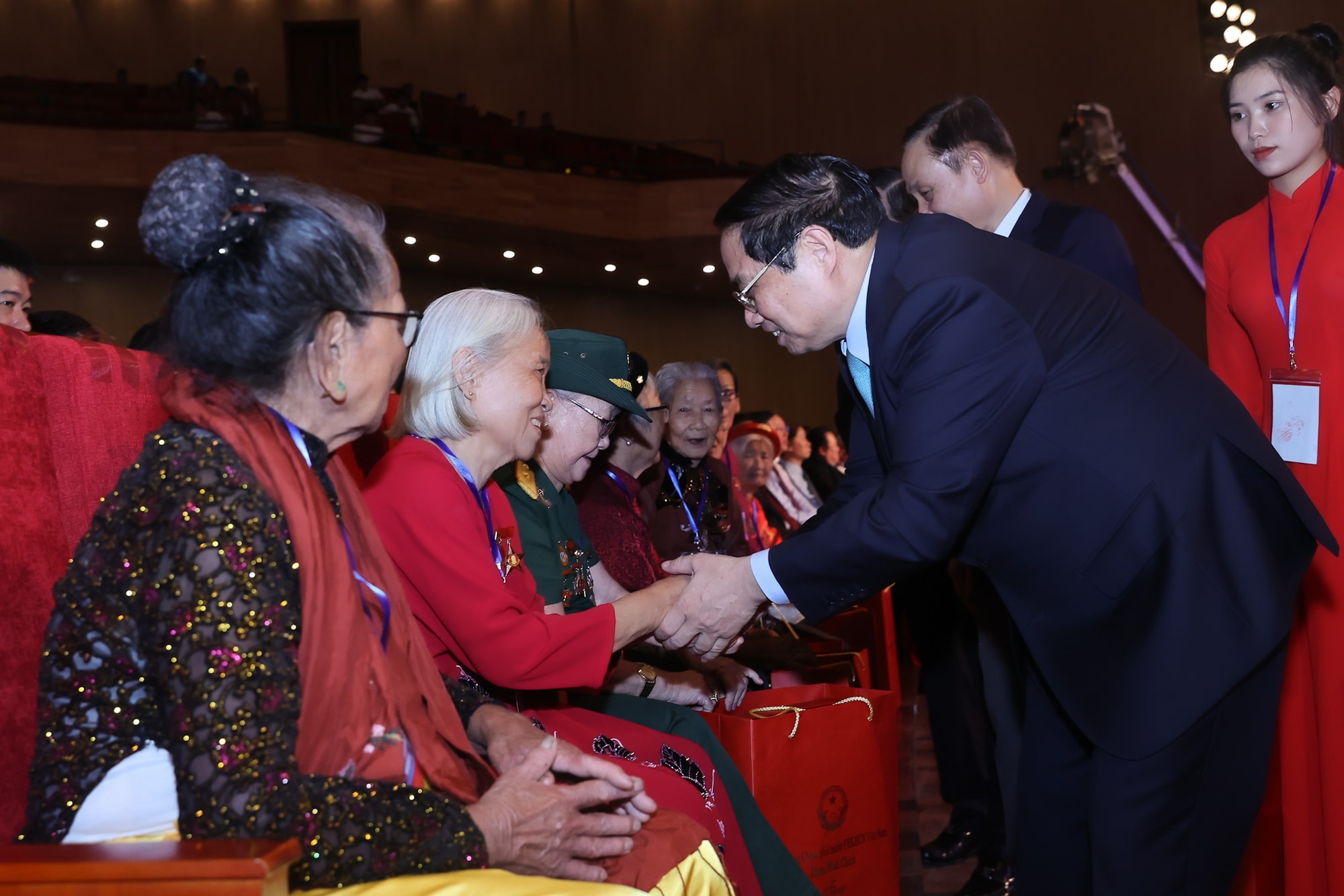 cham lo chu dao nguoi co cong de xoa diu noi dau tham giot nuoc mat lam voi di noi nho hinh 3
