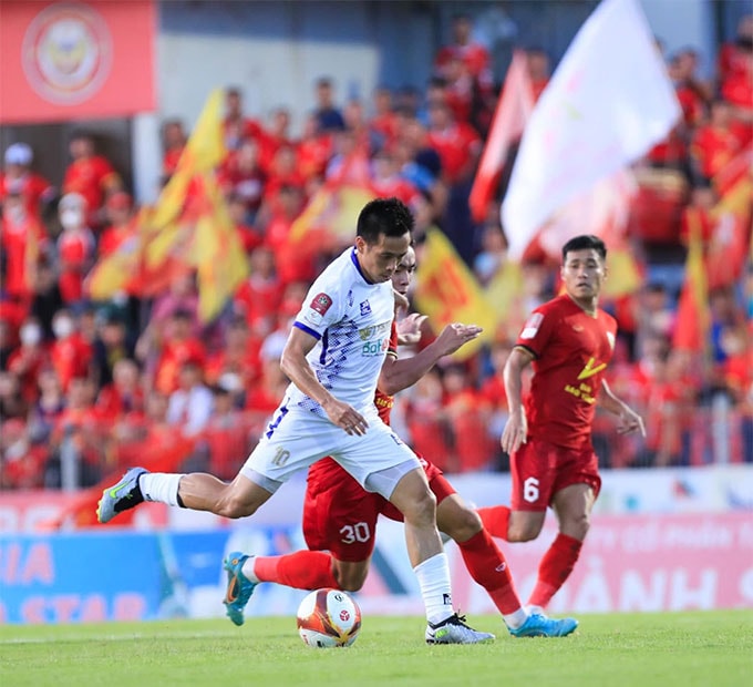 van quyet tro lai ha noi fc van bi hong linh ha tinh cam hoa hinh 1