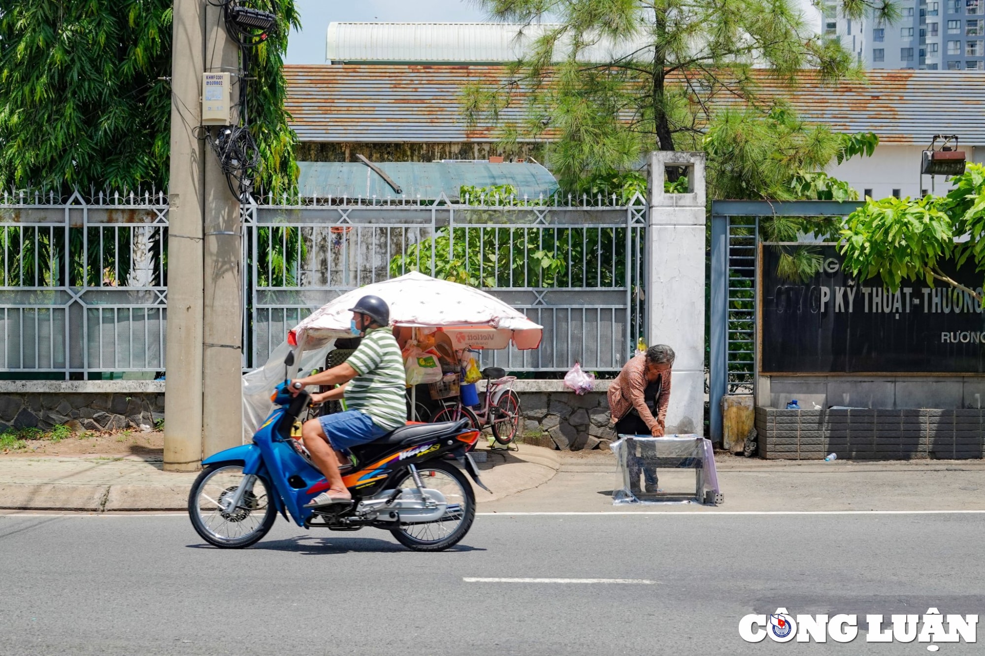 xuc dong canh cu ba u80 ban tung to ve so nuoi dan cho mo coi hinh 3