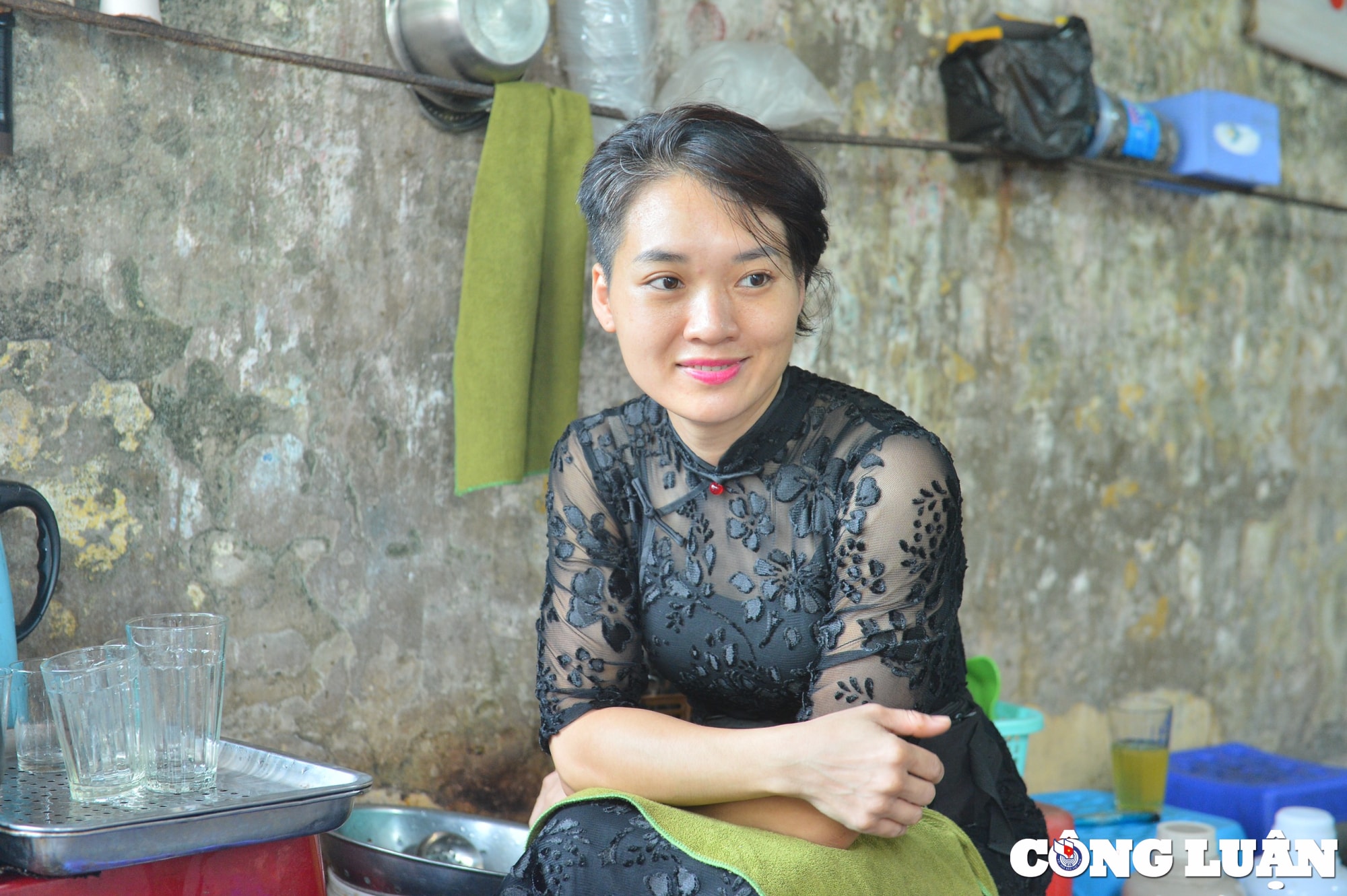 co chu quan tra da mua coc bang nuoc soi va phong cach an mac khac la hinh 3