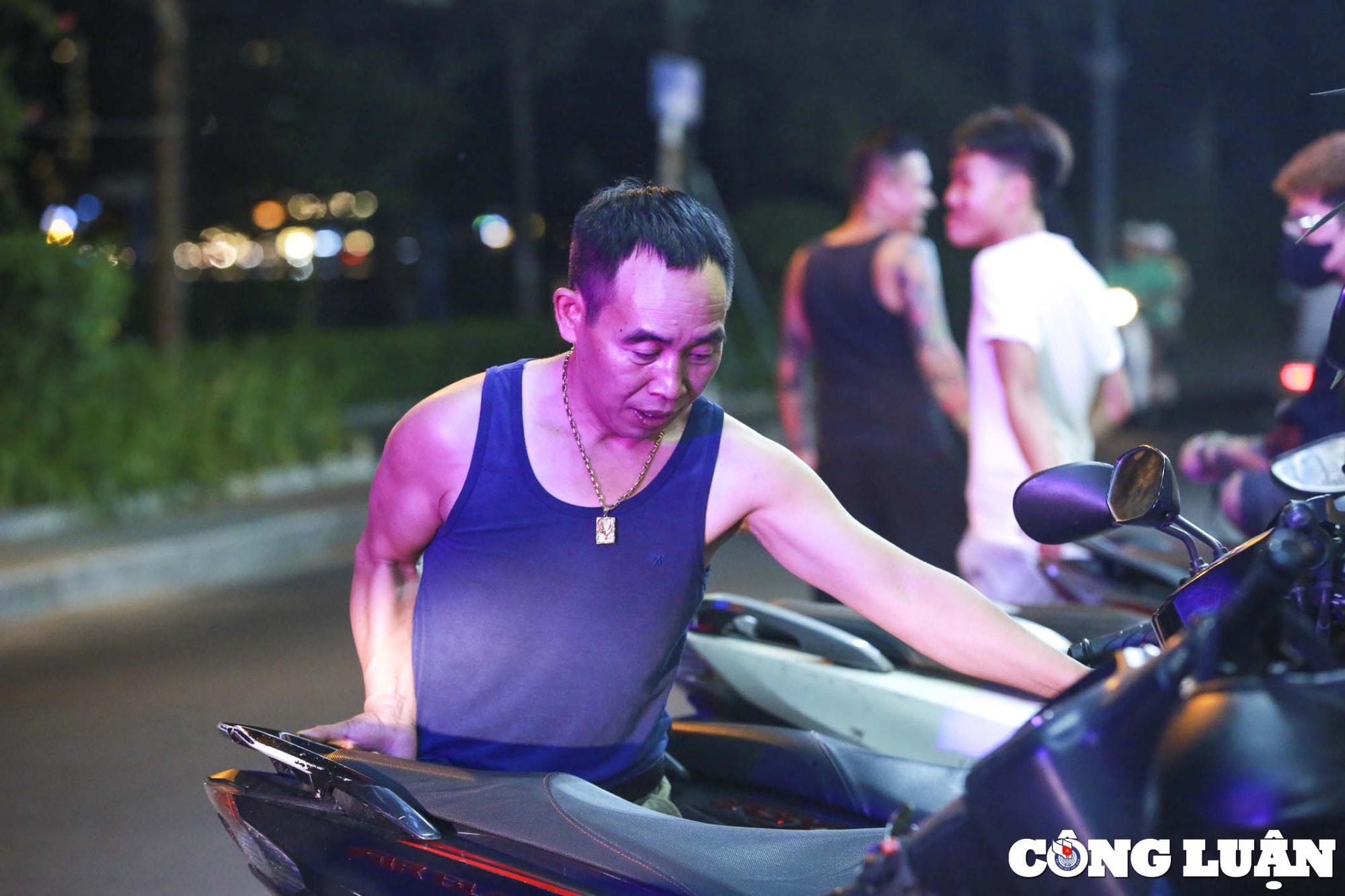 via he ho tay chu quan phai ninh thuong de vao trong nha khong ngoi ngoai via he hinh 2