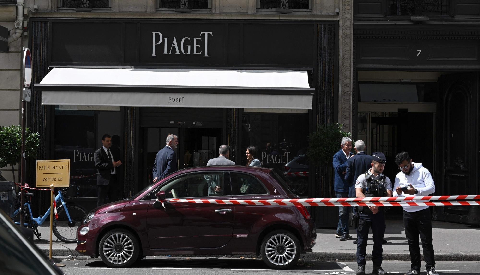 cua hang xa xi o paris bi cuop hon 10 trieu euro giua ban ngay hinh 1