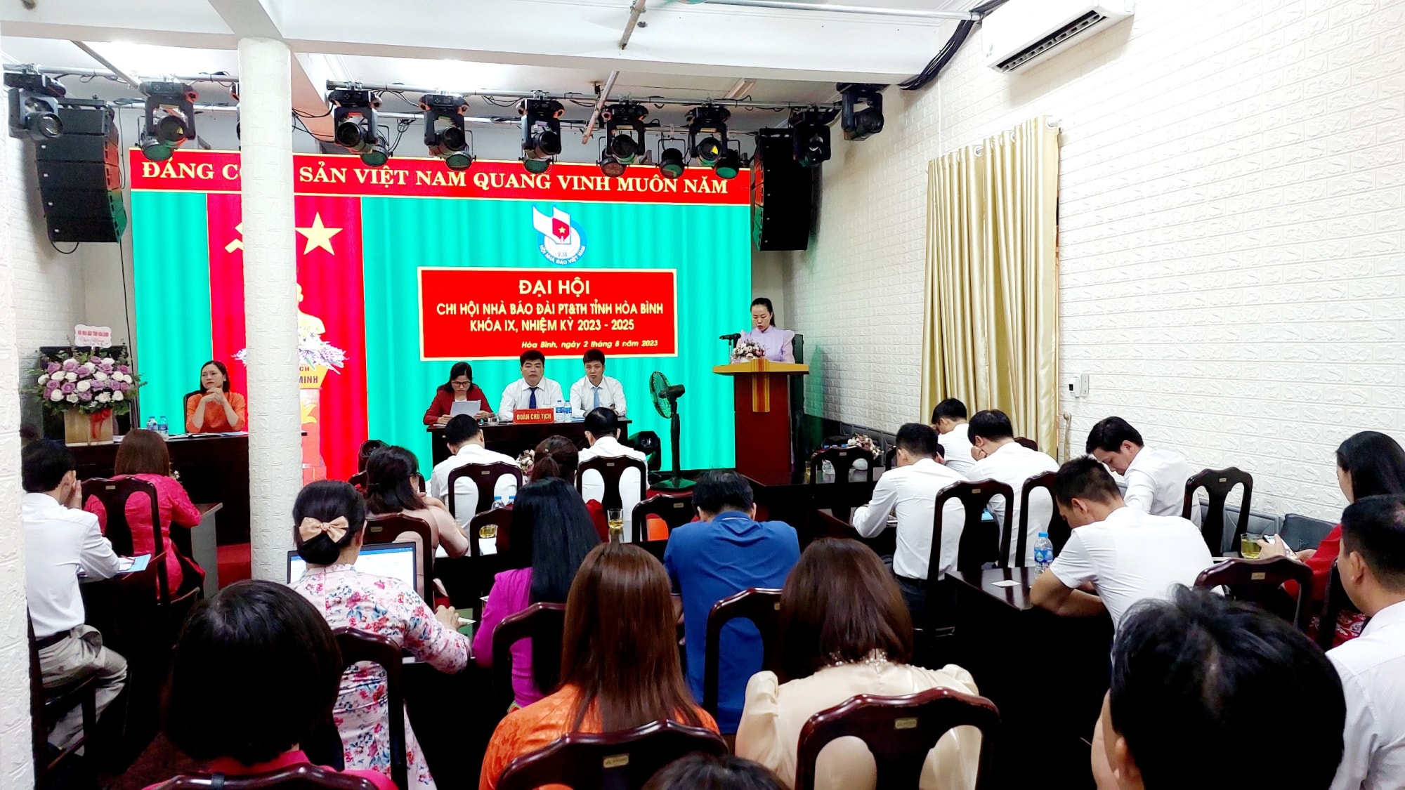 chi hoi nha bao la ngoi nha am tinh dong nghiep noi ket noi giao luu tin cay va chia se hinh 2