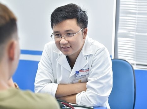nam thanh nien bi tam than vi hut can sa bong cuoi thuoc la dien tu suot 1 nam hinh 2