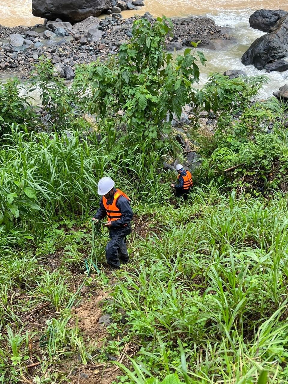 dien luc cac tinh phia bac khan truong khac phuc su co mua lu keo dai hinh 8