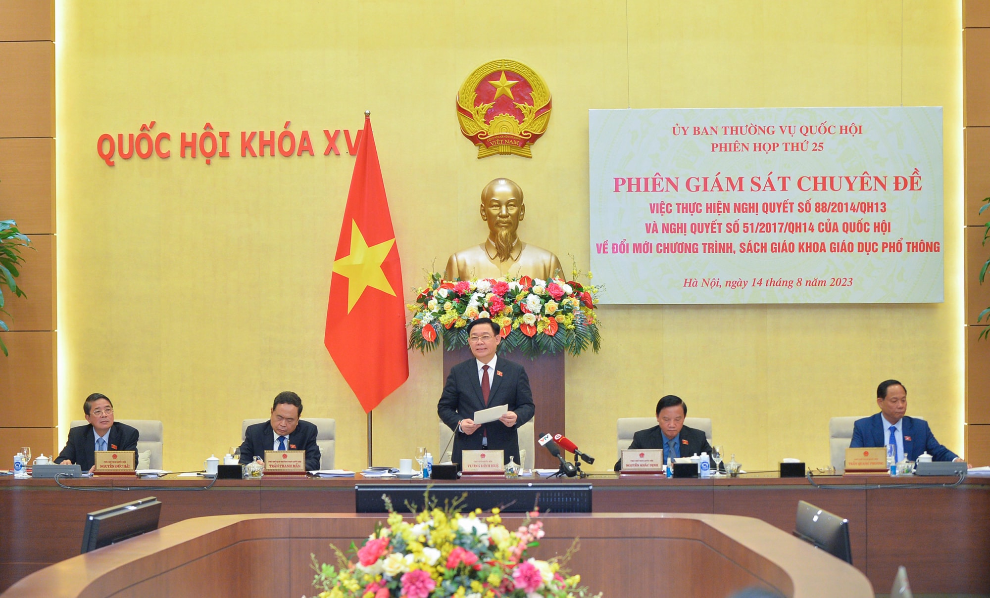 de nghi danh gia ky hon ve chu truong mot chuong trinh nhieu bo sach giao khoa hinh 1