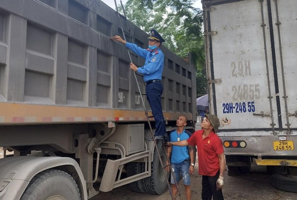 ha noi tang cuong xu ly vi pham tai trong tai cac dau moi boc xep hang hoa hinh 1