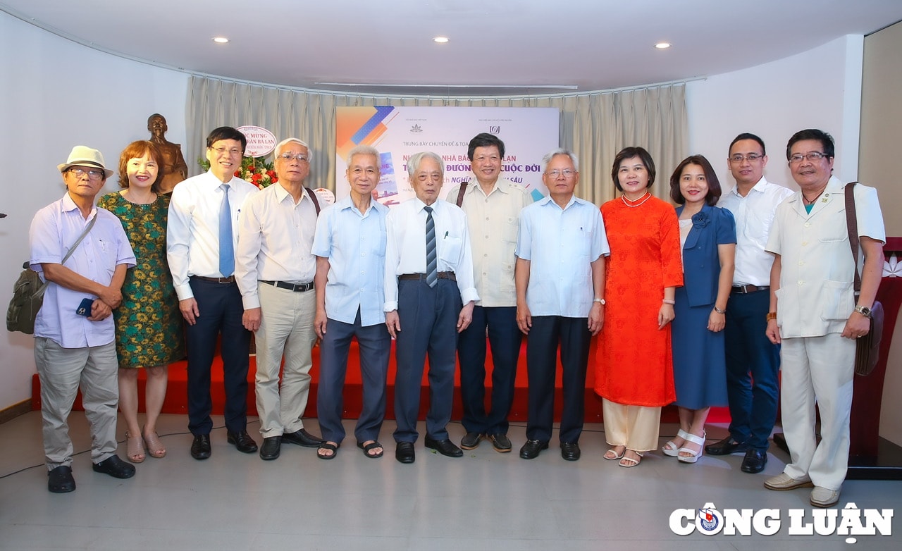 ra mat sach nghia nang tinh sau ve cuoc doi va su nghiep cua nha bao tran ba lan hinh 6