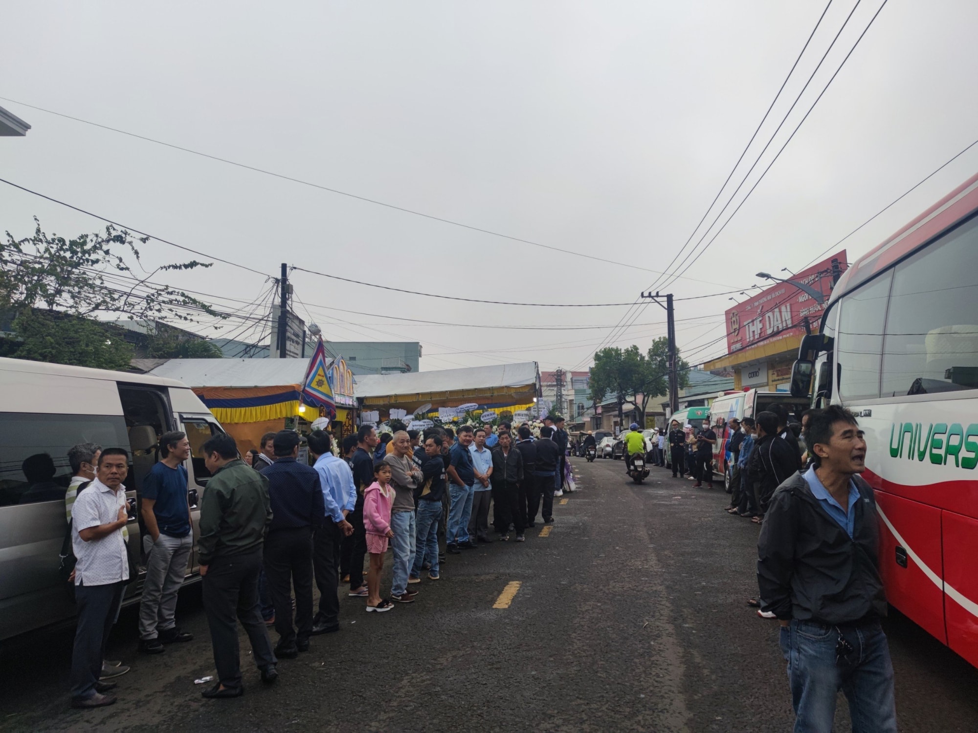 nguoi ham mo pho nui dau xot dua tien thi the hlv duong minh ninh sang dak lak hoa tang hinh 2