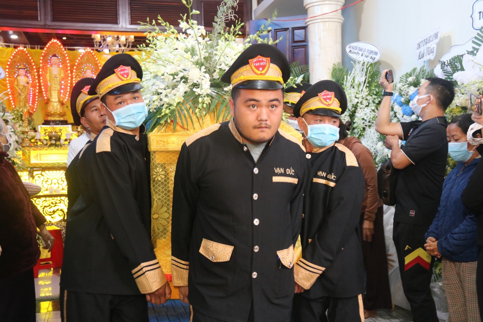 nguoi ham mo pho nui dau xot dua tien thi the hlv duong minh ninh sang dak lak hoa tang hinh 4