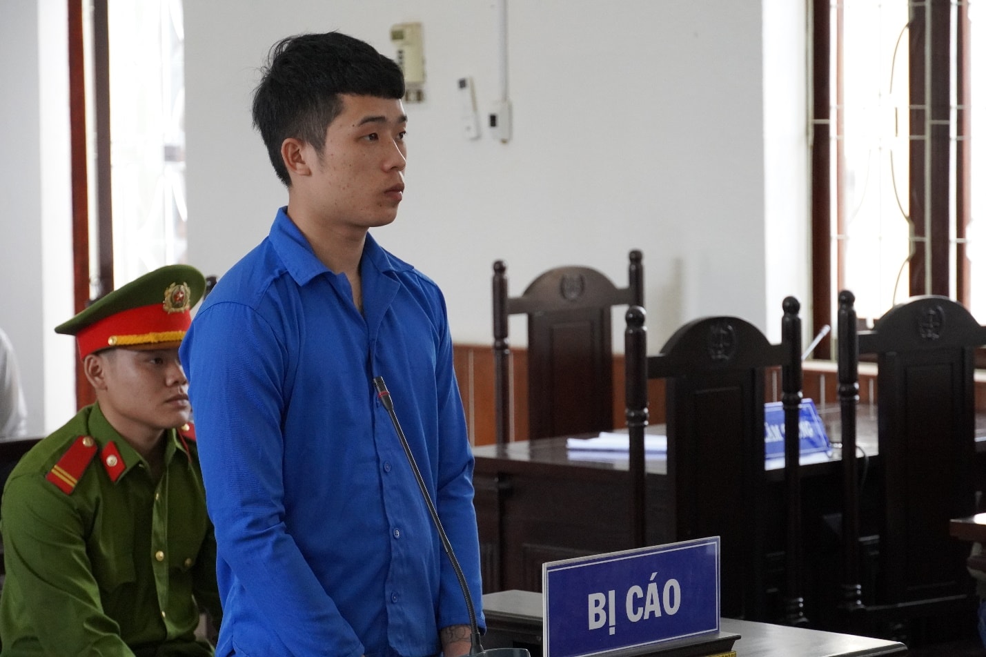 kon tum bi cha mang vi khong lo lam an con trai cam dao dam cha trong thuong hinh 1
