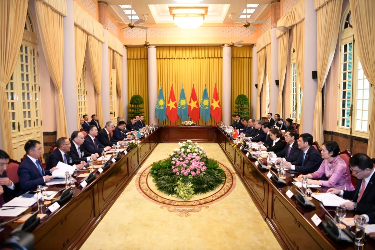 chu tich nuoc vo van thuong chu tri le don chinh thuc tong thong cong hoa kazakhstan hinh 4