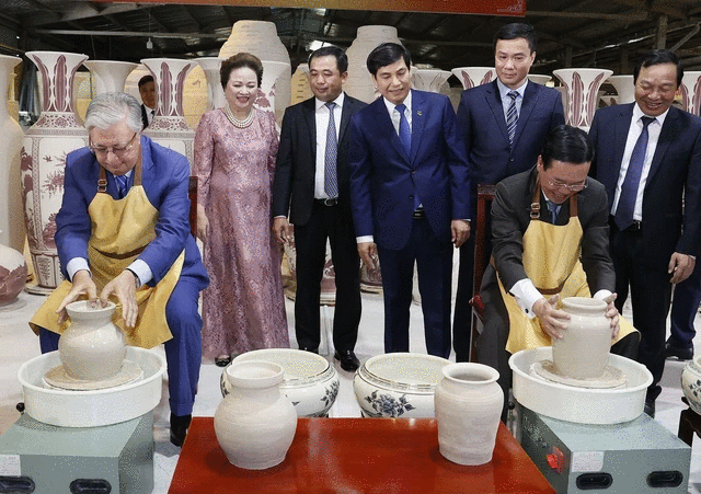chu tich nuoc vo van thuong va tong thong kazakhstan tham quan lang nghe gom chu dau hinh 1